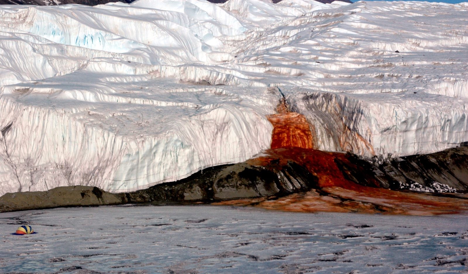 Krwawy Wodospad na Antarktydzie / źródło: Wikimedia Commons, domena publiczna
