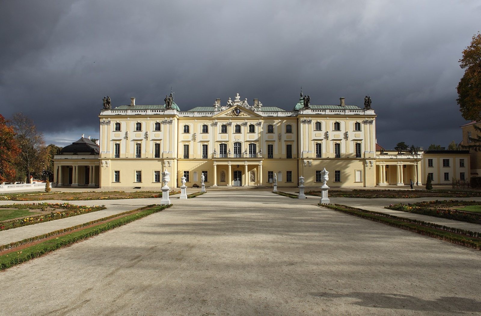 Tysiące skarbów pod słynnym pałacem. Polski Wersal skrywa szereg niespodzianek