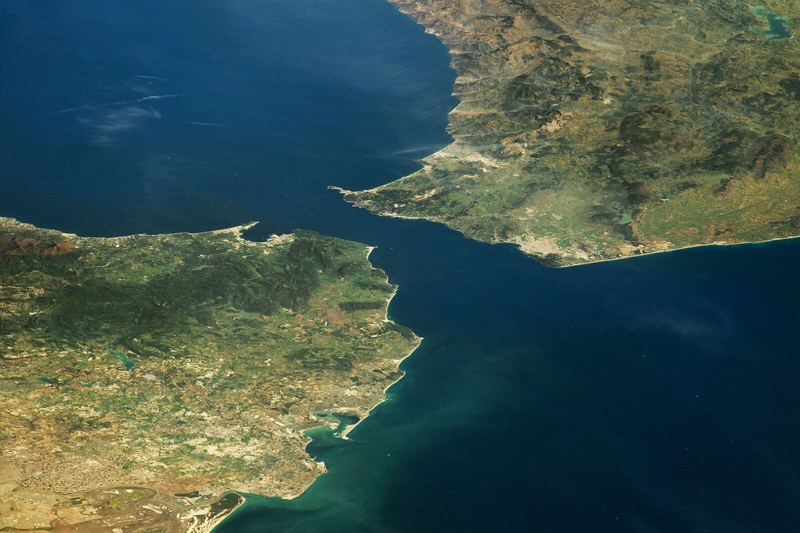 Cieśnina Gibraltarska z kosmosu / źródło: NASA Earth Observatory, domena publiczna
