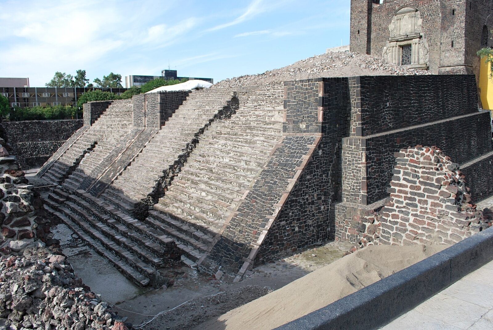 Kamienna skrzynia w dawnej świątyni. Prekolumbijski lud wciąż zastanawia archeologów