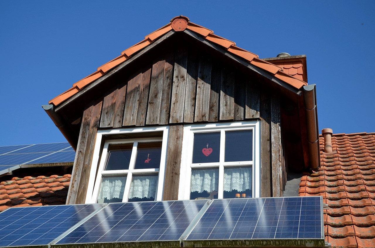 Zdjęcie poglądowe paneli słonecznych na dachu starego domu
