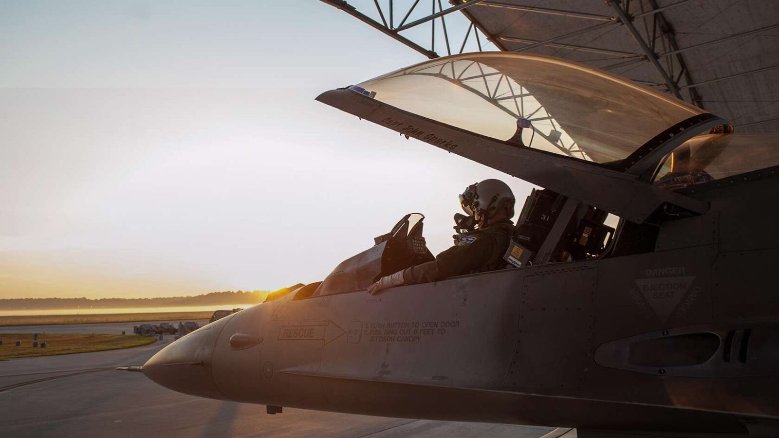 Pilot w myśliwcu &#8211; zdjęcie poglądowe /Fot. USAF
