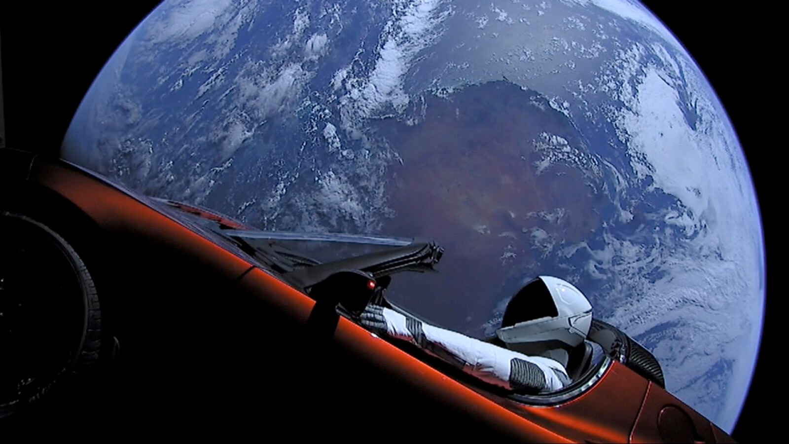 Tesla, którą Musk wysłał w kosmos ma 22 proc. szans na zderzenie z Ziemią. Nie ma się czym przejmować