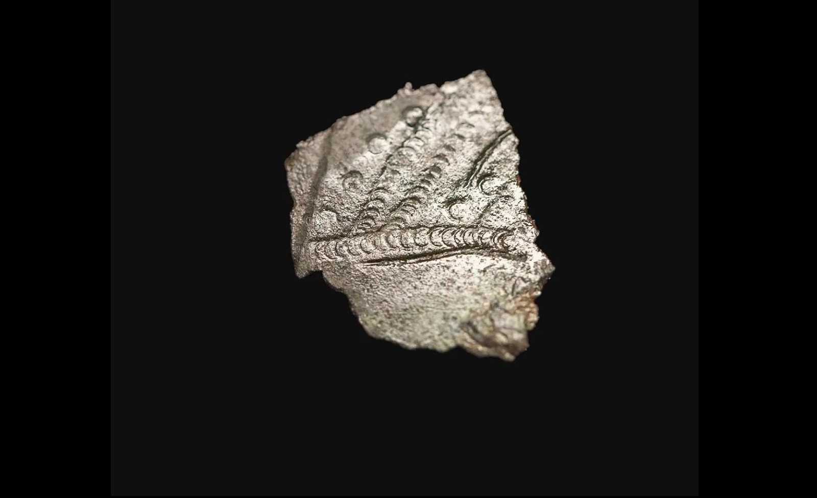 Brakujący element artefaktu z VI wieku. Znaleziono go w okolicy zagadkowego grobu