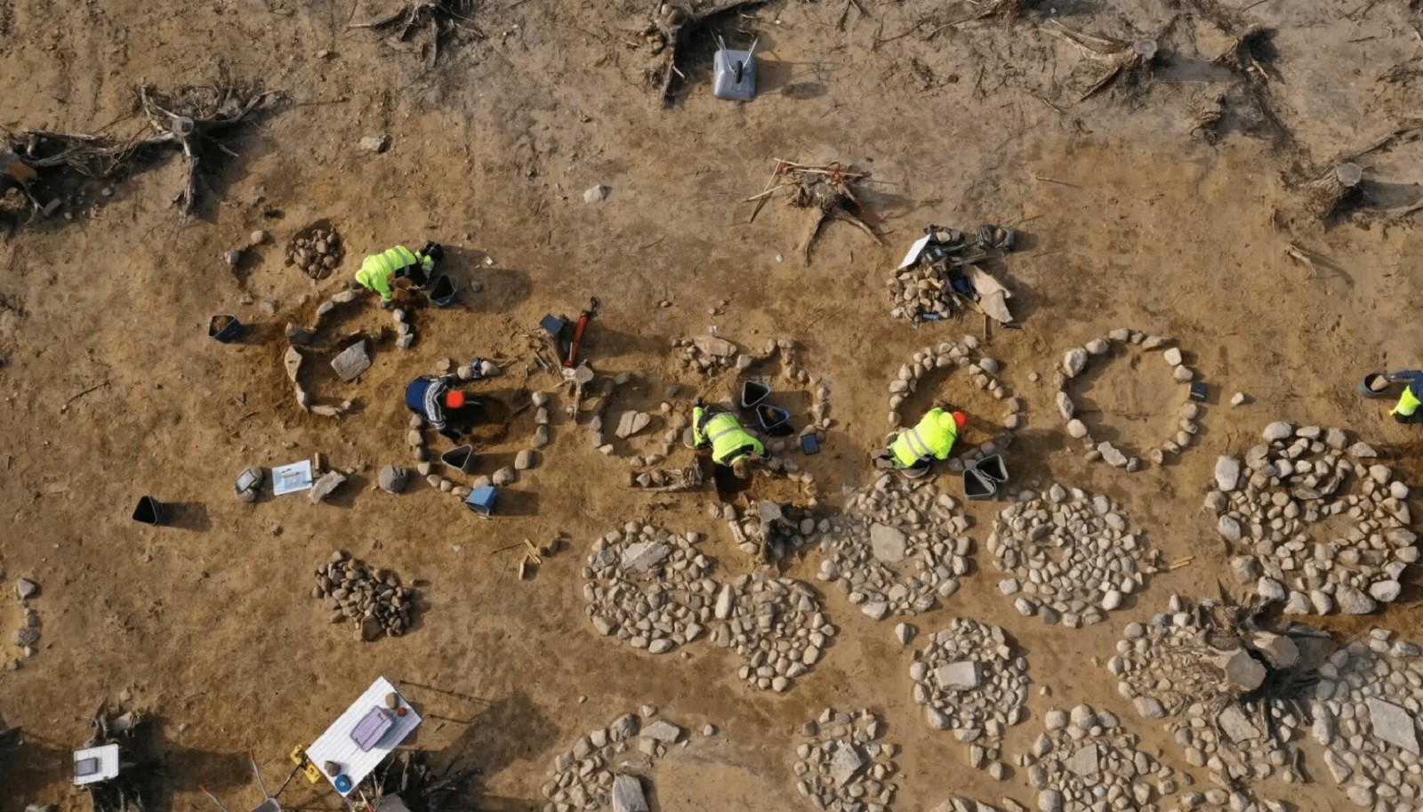 Zagadkowe kamienne kręgi nie powstały przypadkowo. Archeolodzy znaleźli pod nimi coś jeszcze ciekawszego