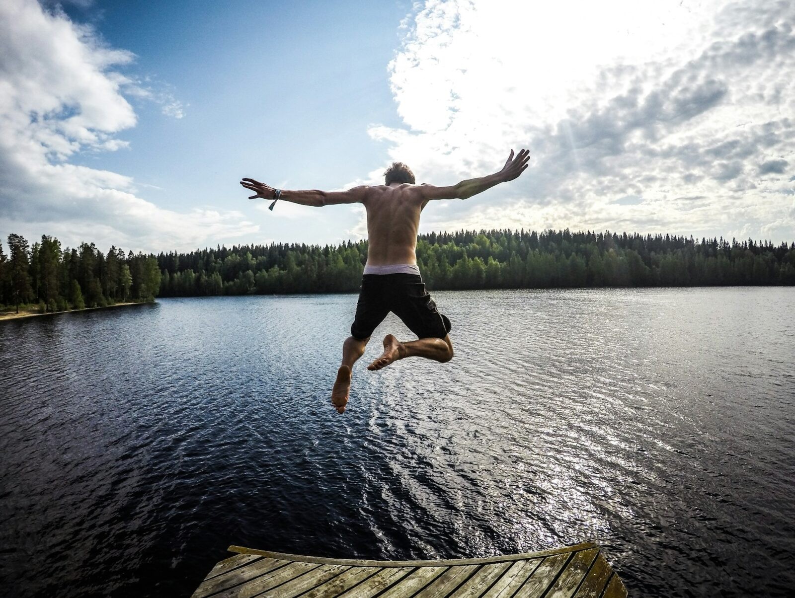 Czasami skok na główkę do wody może być naszym ostatnim /Fot. Unsplash
