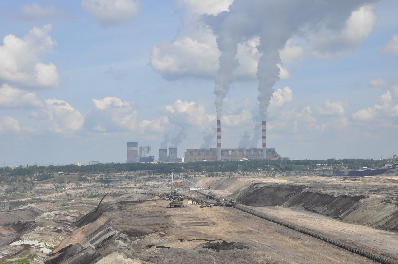 Zdjęcie poglądowe elektrowni i kopalni węgla w okolicach Bełchatowa
