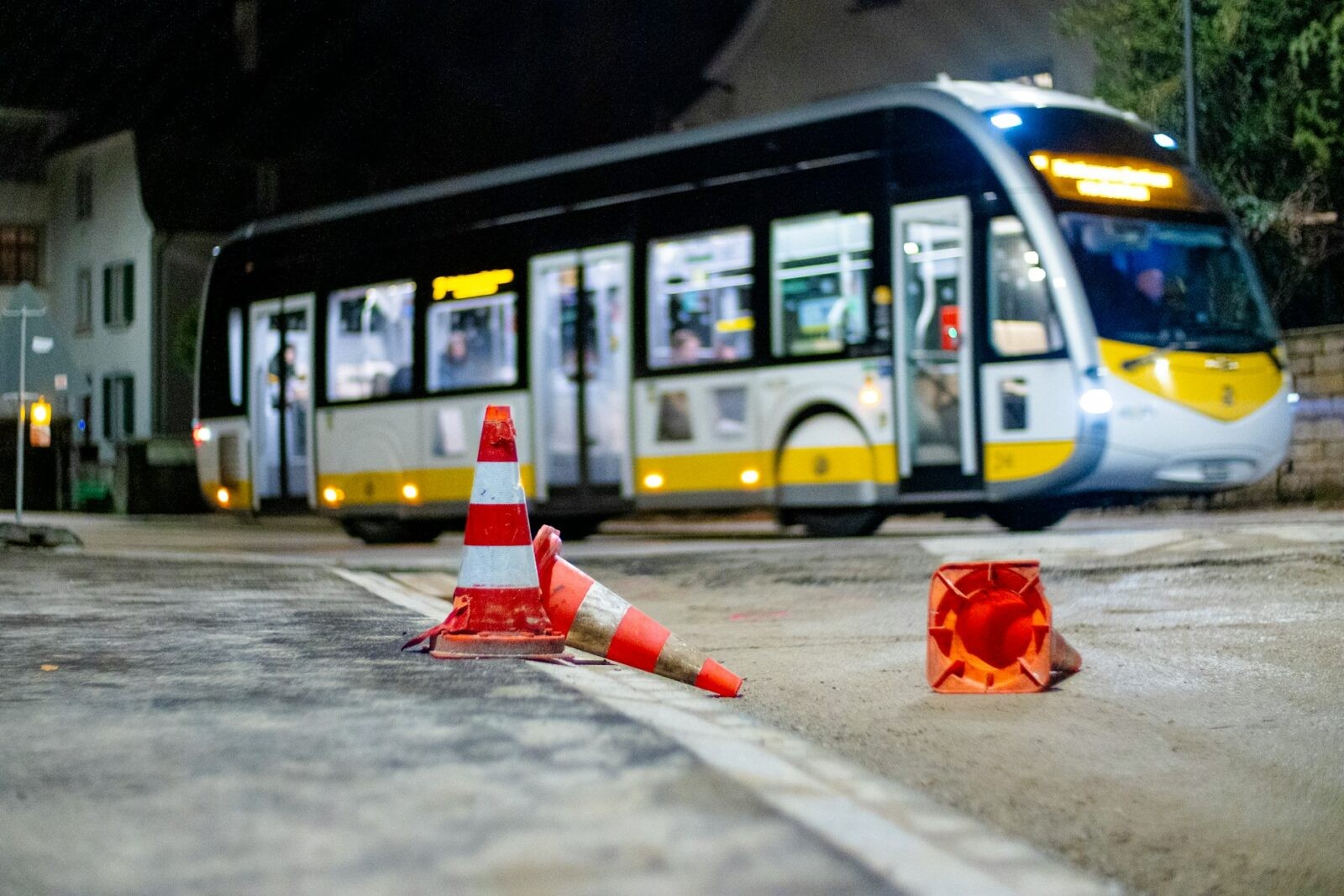 Nowy fotoprzekaźnik może się nadać nie tylko do elektrycznych samochodów osobowych, ale i autobusów /Fot. Unsplash
