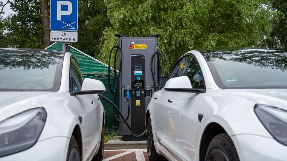 Biedronka buduje na parkingach przy swoich marketach nowe stacje ładowania elektryków / źródło: Biedronka, media.biedronka.pl, materiały prasowe
