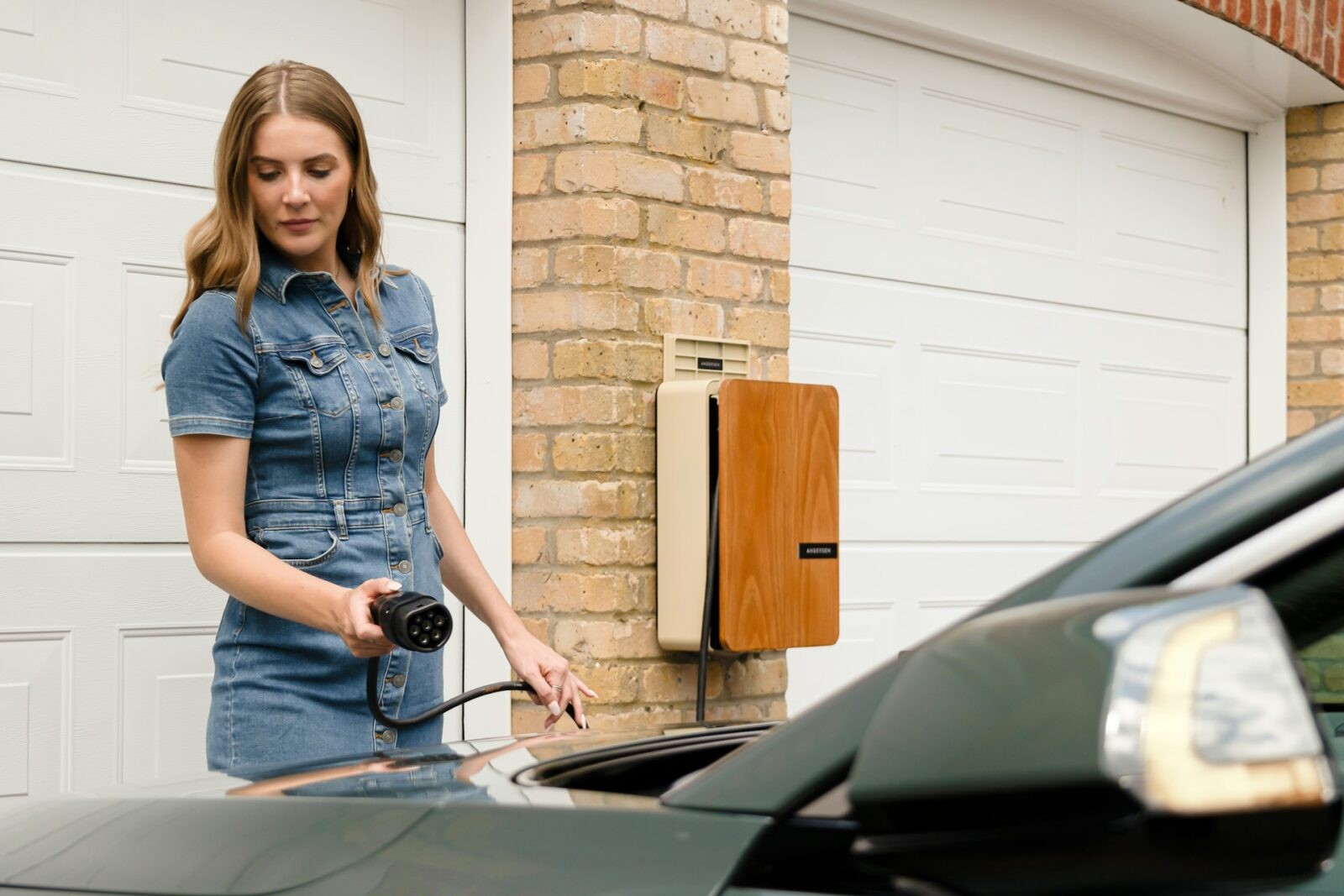 Kobieta ładująca samochód elektryczny &#8211; zdjęcie poglądowe /Fot. Unsplash
