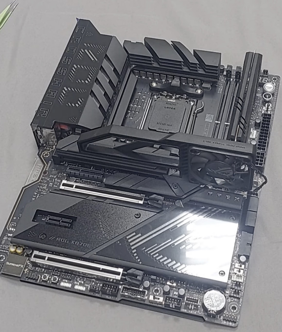 Asus prezentuje nową płytę główną ROG Crosshair X870E Apex 