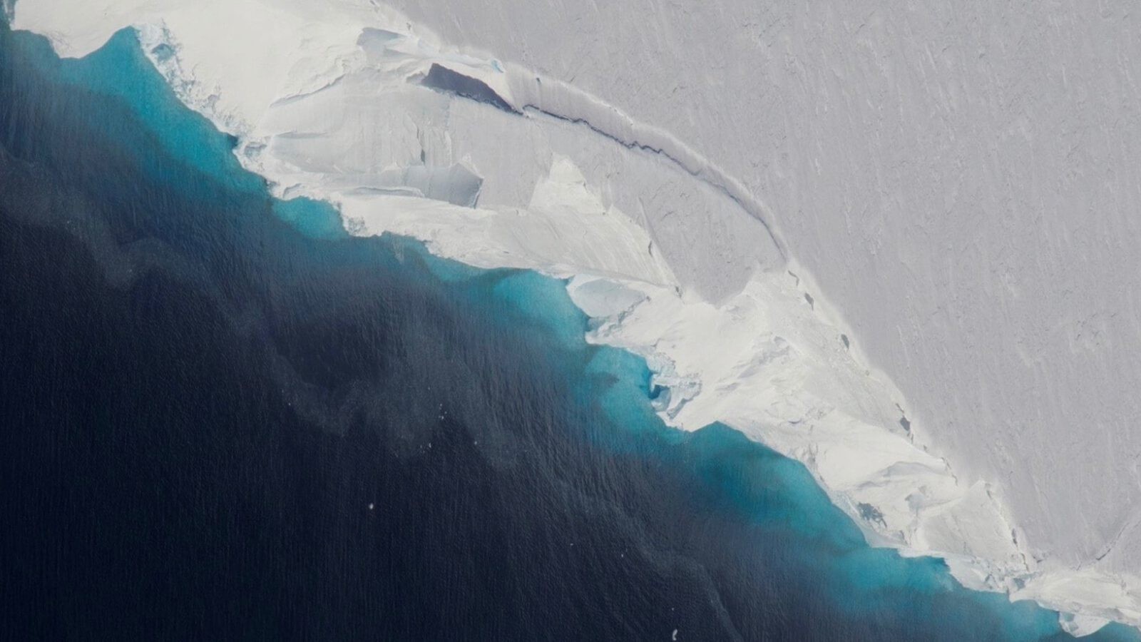 Ciepła woda podmywa Antarktydę od spodu. Lodowiec Zagłady osłabia się szybciej, niż sądzono