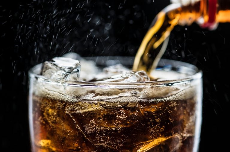 „Dirty soda” podbija fast foody. Pokolenie Z wlewa do coli dziwne rzeczy