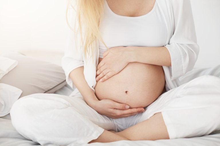 „Ciążowy mózg” to nie regres. Kobiecy mózg przechodzi wtedy biologiczną rewolucję