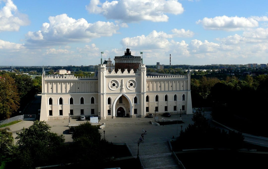 Ich dziecięce wysokości. Jaki los czekał dzieci zasiadające na tronie?