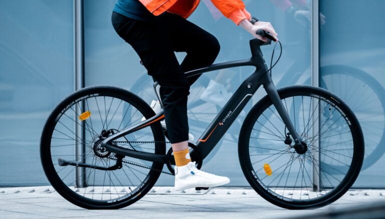 Rowerzysta czuje ulgę po wyprzedzeniu przez auto. Badanie pokazuje, dlaczego to może być zdradliwe