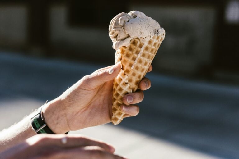 Domowe lody bez długich przygotowań? Ten sprzęt w końcu to upraszcza