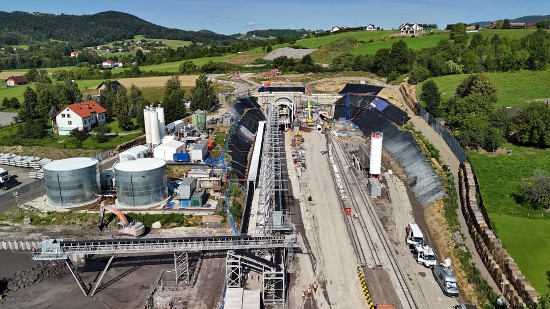 Gigantyczna maszyna drąży małopolskie wzgórza. Ten tunel zmieni mapę kolejową Polski