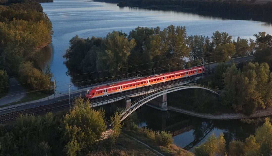 Kolej na długi weekend sierpniowy. Więcej miejsc dla pasażerów i nowości w rozkładach