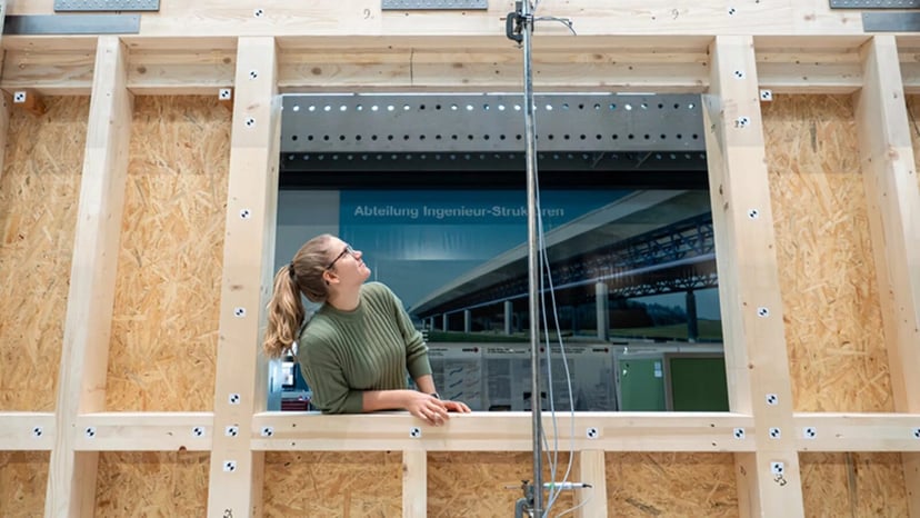 10 tysięcy ton nacisku i zaskakujący wynik testu. Drewniane ściany z oknami są silniejsze niż myśleliśmy