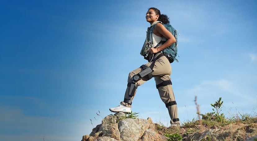 Nogi będą lżejsze, a kolana bezpieczne. Egzoszkielet Irmo M1 z AI, która stara się przewidywać każdy krok