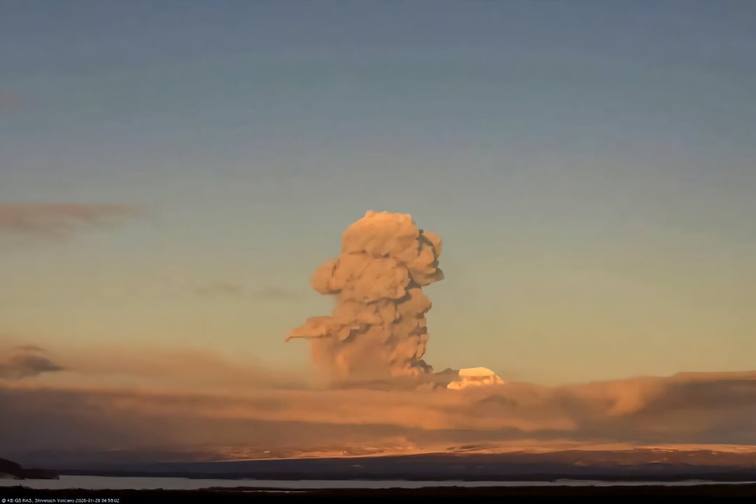 Erupcja wulkanu Szywiełucz na Kamczatce. Popiół wyrzucony na 9 km wysokości