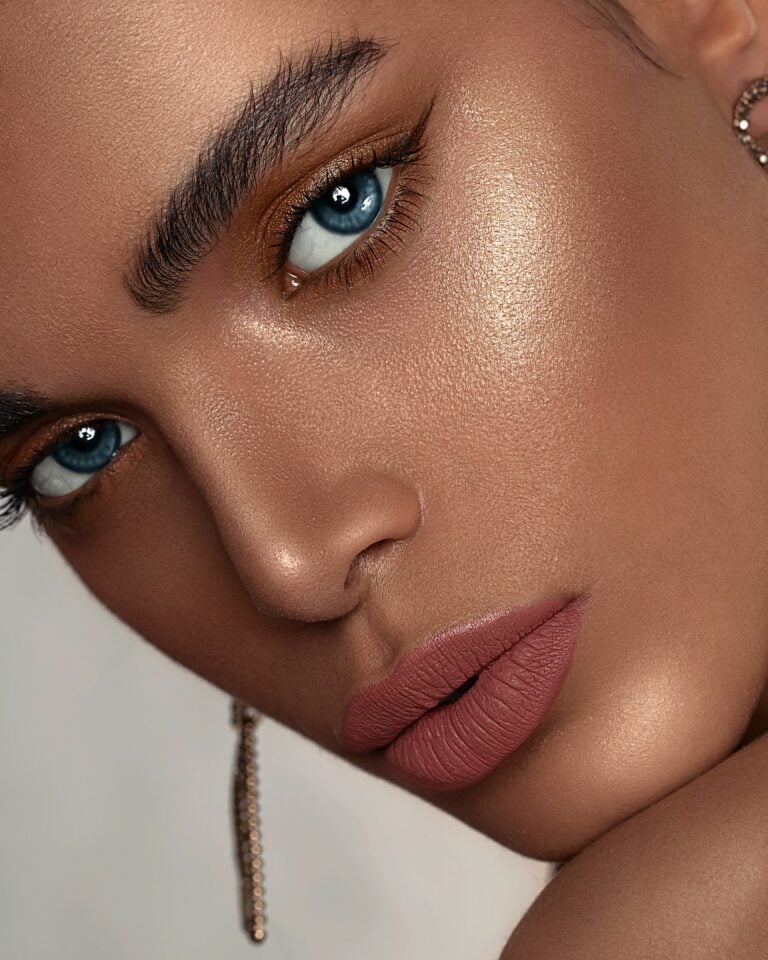 Makijaż – kiedyś idealny mat, dziś super glow. Jak zmieniały się trendy beauty?