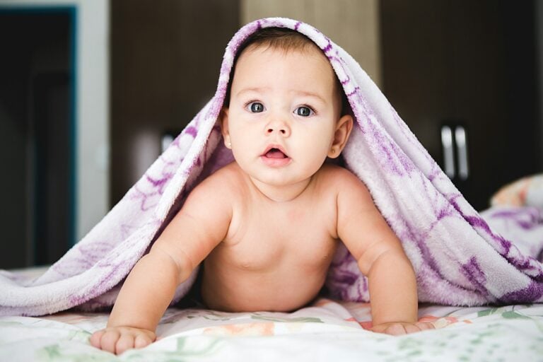 Wyprawki dla noworodków od samorządów polskich miast. Porównanie zawartości wypada zaskakująco
