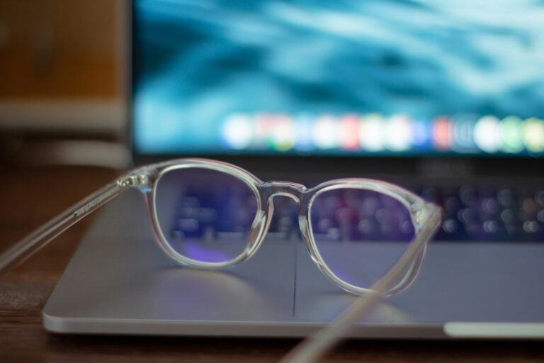 Czy okulary z filtrem światła niebieskiego naprawdę działają?