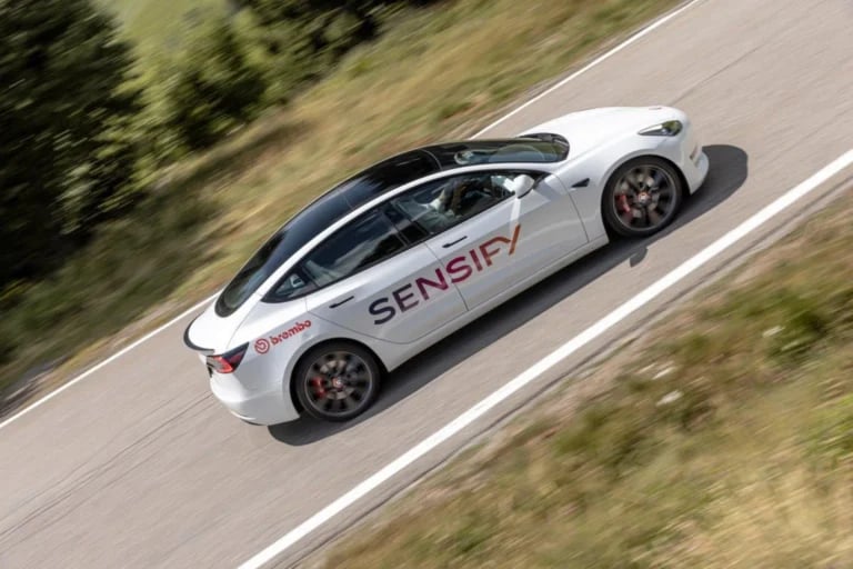 Wciskasz pedał, a decyzję rozdziela komputer. Brembo Sensify zmienia jedną z najważniejszych części auta