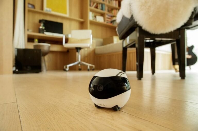Mały robot do pilnowania kota i rozmów z domem. Enabot EBO Mini wygląda uroczo, ale czy będziemy go używać?