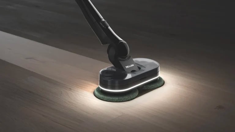Mop schowany za pralką ma powód do niepokoju. Nowy Miele robi dwie rzeczy naraz