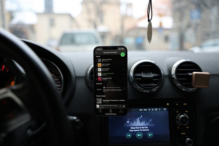 Jestem zmęczona muzyką z AI. Spotify chyba też zaczyna widzieć, że słuchacze chcą wiedzieć, kto naprawdę gra