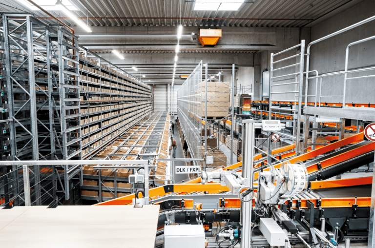 Niewidzialna inteligencja przemysłu. Jak systemy RFID i rozwiązania Track & Trace rewolucjonizują przepływ towarów