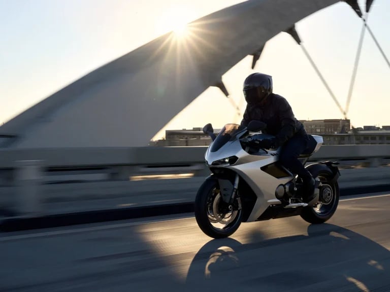 Lubię takie powroty marek. Norton nie odgrzewa legendy, tylko wjeżdża między Ducati i BMW