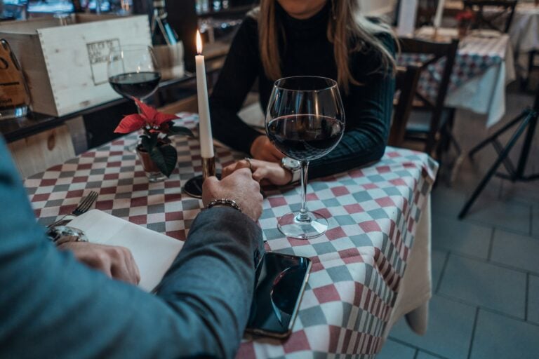 Tinder inwestuje w AI, a młodzi wracają do offline. To mówi sporo o zmęczeniu randkowaniem z aplikacji