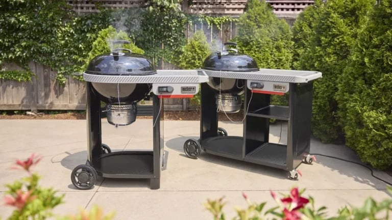 Grill węglowy dostał Wi-Fi. I wcale nie chodzi o to, by smażyć karkówkę z kanapy