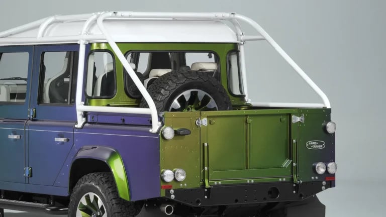 Ten Land Rover wygląda jak auto do pracy, ale kosztuje tyle, że szkoda byłoby nim wozić drewno