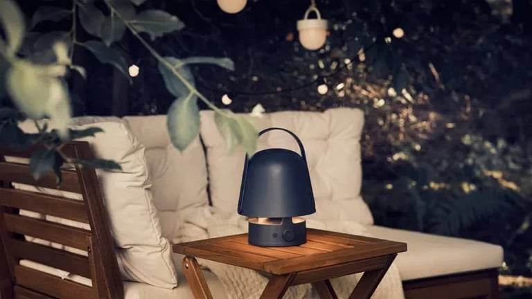 Lampa, głośnik i mniej kabli na tarasie. IKEA dobrze wyczuła letnie lenistwo