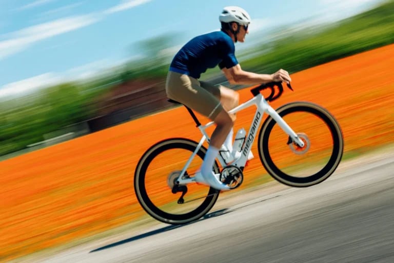 Rower szosowy z mocą jak z e-MTB. Megamo pokazuje, że granica rozsądku znów się przesuwa