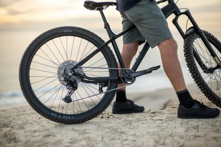 Shimano sprząta przy kierownicy. Właśnie tam rower zdradza, jak został zaprojektowany