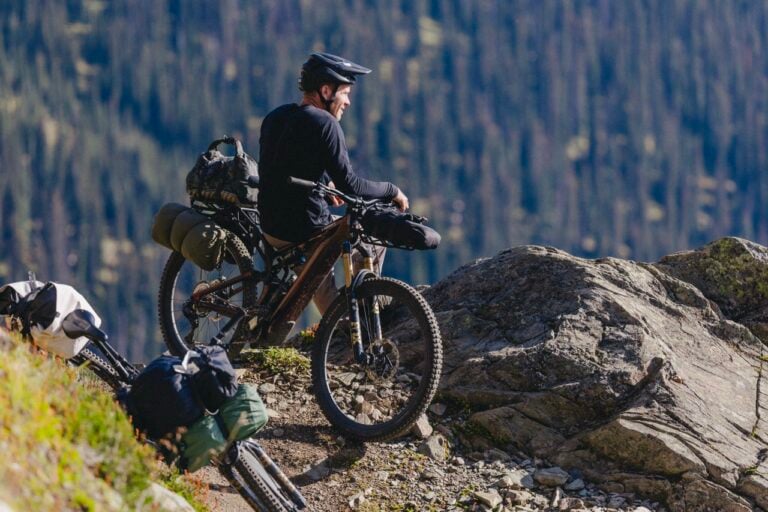 E-bike na biwak, szlak i zakupy? Specialized ma odpowiedź, choć trudno nazwać ją tanią