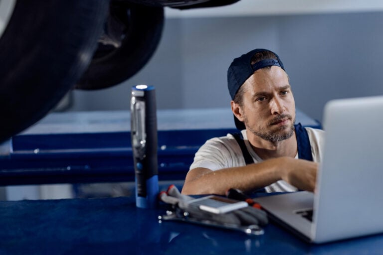 Poradnik iParts.pl. Kupiłeś auto używane w świetnej cenie? Zobacz, gdzie szukać części na start, aby pierwszy serwis nie pochłonął wszystkiego, co zaoszczędziłeś
