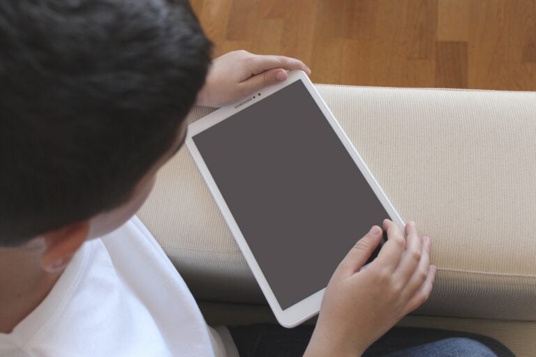 Uczniowie mają więcej technologii niż kiedykolwiek. Problem w tym, że nie zawsze uczą się dzięki niej lepiej