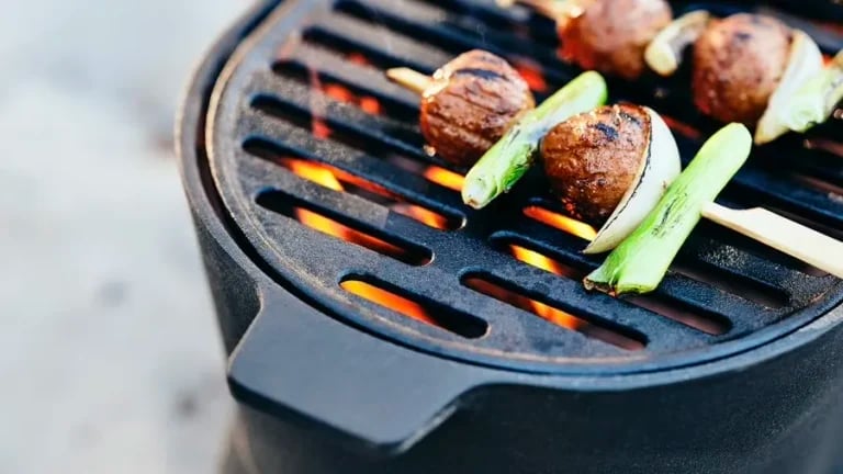 Nie każdy potrzebuje grilla jak mebla ogrodowego. IKEA ma coś na mniejsze tarasy i działki