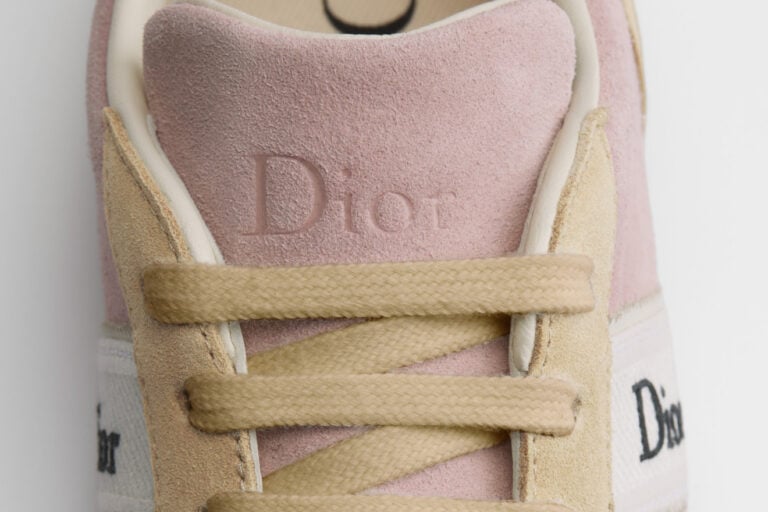 Dior odpiął wstążkę od szpilek i przypiął ją do sneakersów. Szkoda tylko, że tyle kosztują