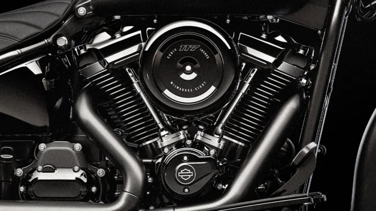 Prawie 2 litry pojemności, jedno siedzenie i dużo czerni. Harley-Davidson nie zna półśrodków