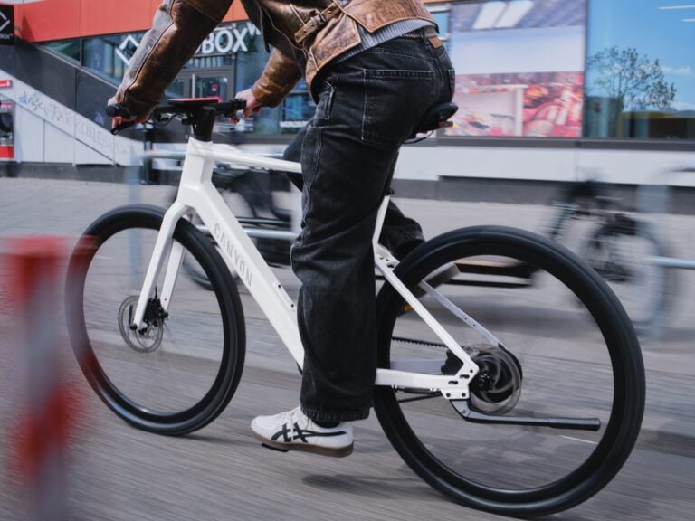 Bosch schował silnik w tylnej piaście. Miejski e-bike wreszcie może wyglądać normalnie