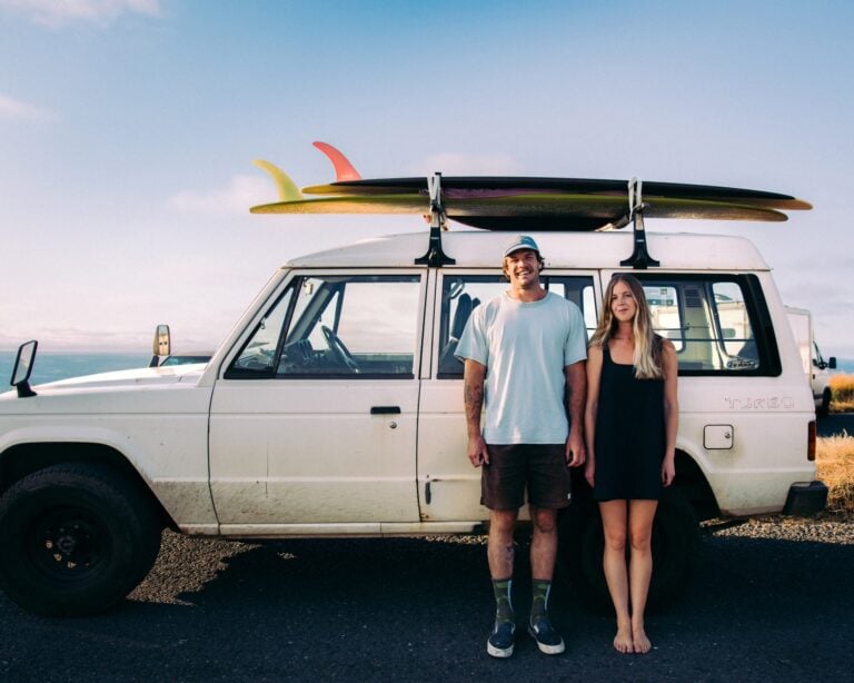Look surferów podbija serca tego lata. Dlaczego każdy nagle zapragnął ubierać się jak surfer?