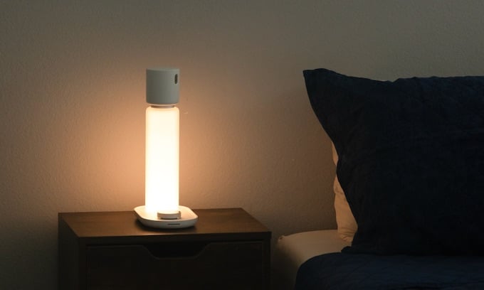 Koniec z opaskami i zegarkami do snu? Oto lampka nocna, która widzi, jak śpisz